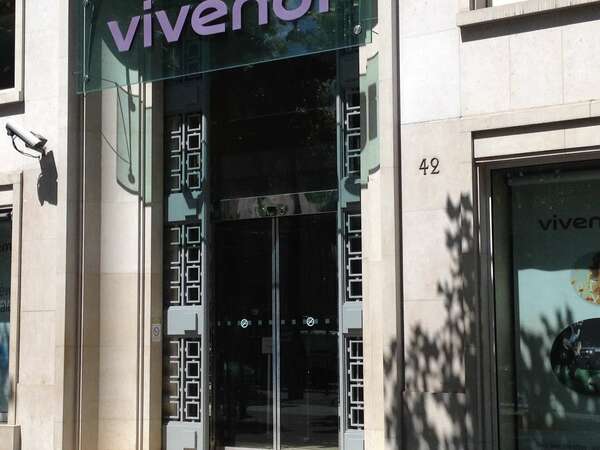 Natixis lead manage the successful bond issue of Vivendi  