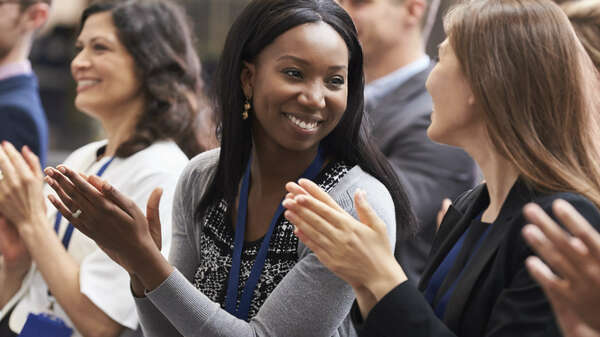 personnes qui applaudissent