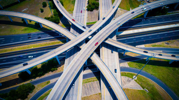 Autoroute 183 et autoroute Mopac Expressway Interstate Highway Interstate Highway Interchange Overpass Retourner et technologie de transport Urban Sprawl United States Highway System Austin Texas USA High Drone angle