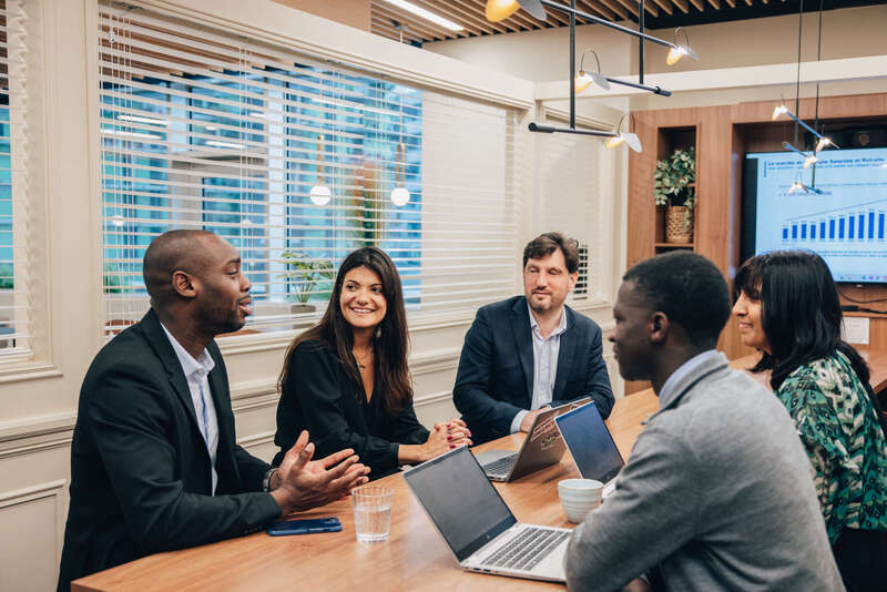 2 professionnals together talking