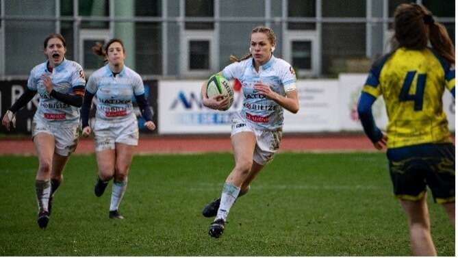 the rugbywomen running